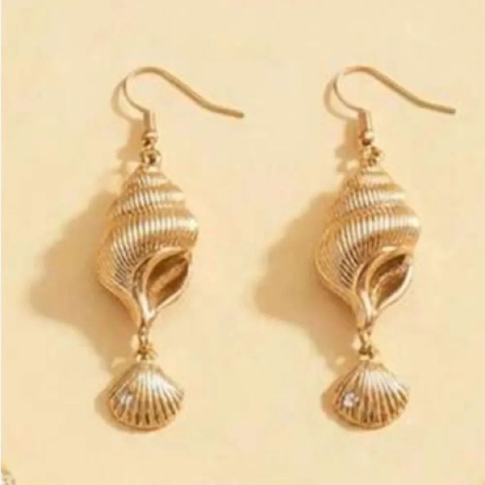 Elegant Gold Shell Earrings R200 - Picture 2 of 3